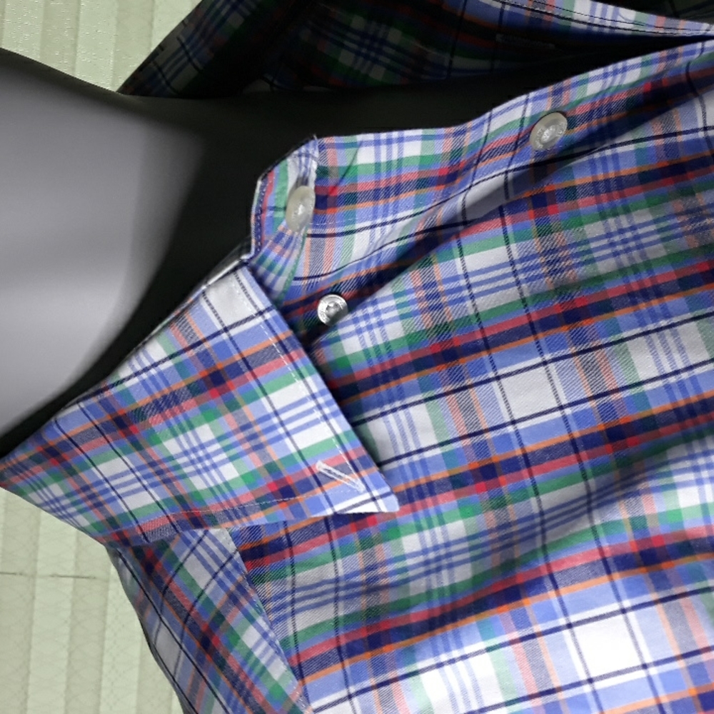 Vineyard Vines mens crisp summer red and blue plaid cotton shirt. Medium